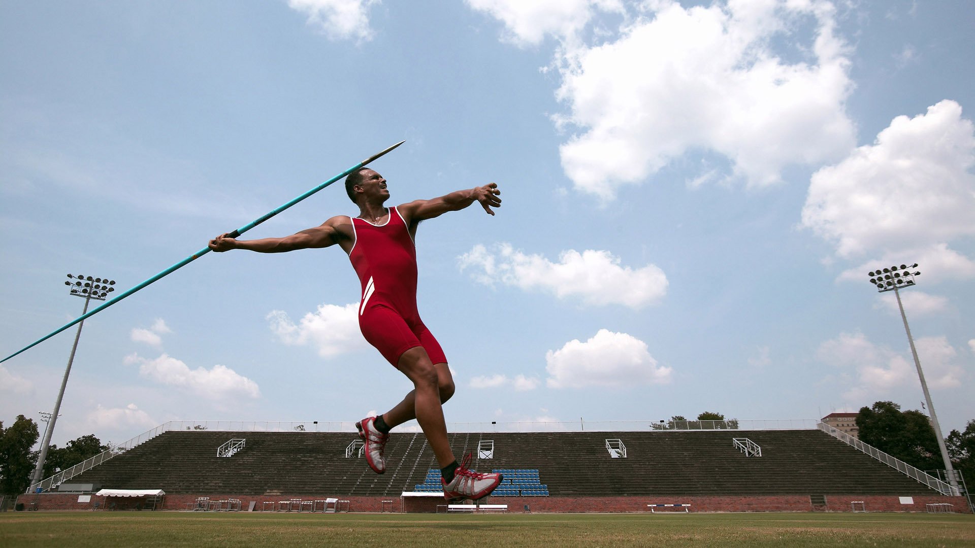 “青训营地成功举办国际青少年足球交流营”，国际青少年足球邀请赛
